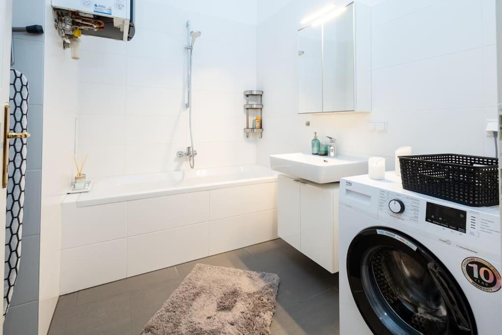 Orestaliving - Spacious 2br On The Danube Canal Appartement Wenen
