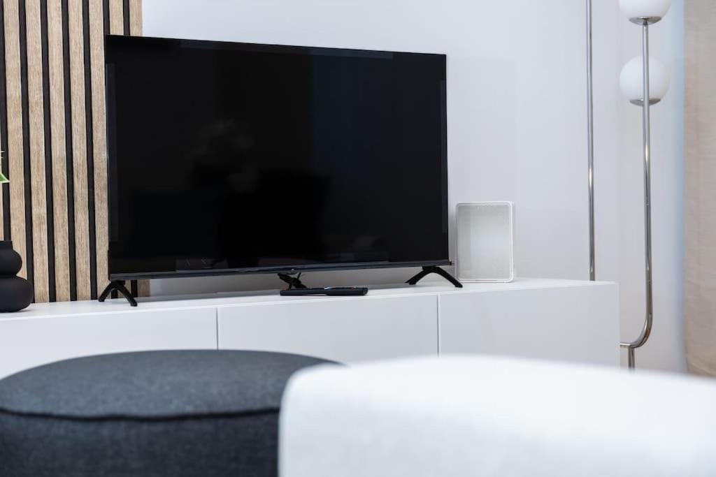 Orestaliving - Spacious 2br On The Danube Canal Apartamento